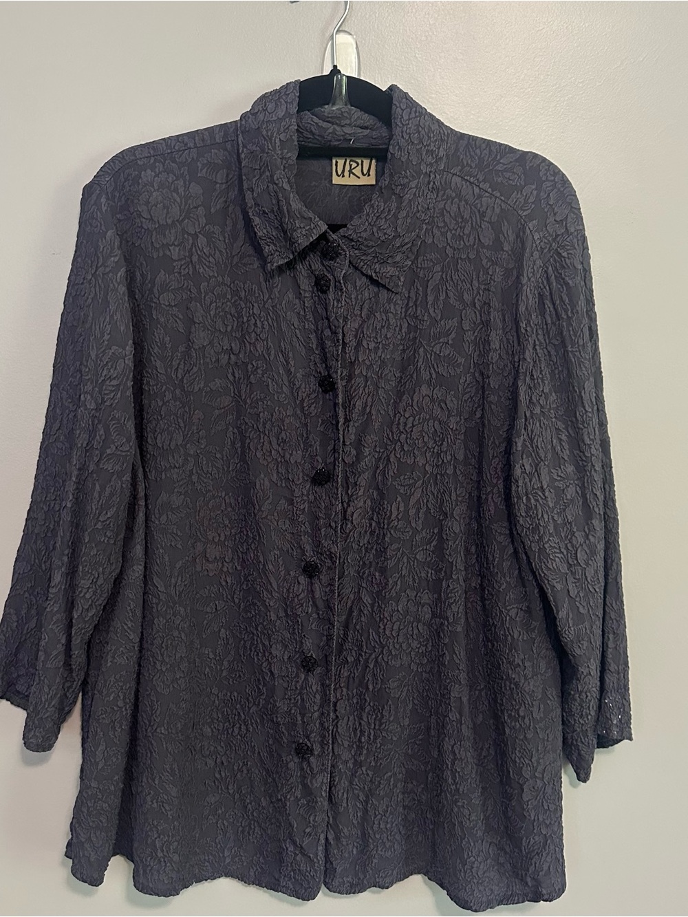 URU  Embossed Floral Silk Top Sz 2 M/L Gray 3/4 Sleeve Button Down Artsy Boho